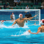 découvrez le rôle essentiel du centre avant au water-polo, véritable chef d’orchestre de l’attaque, orchestrant les stratégies et menant son équipe à la victoire.